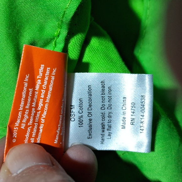 Teenage Mutant Ninja Turtles cape, 3 preloved 4" posable figures, hat & book - Picture 7 of 9